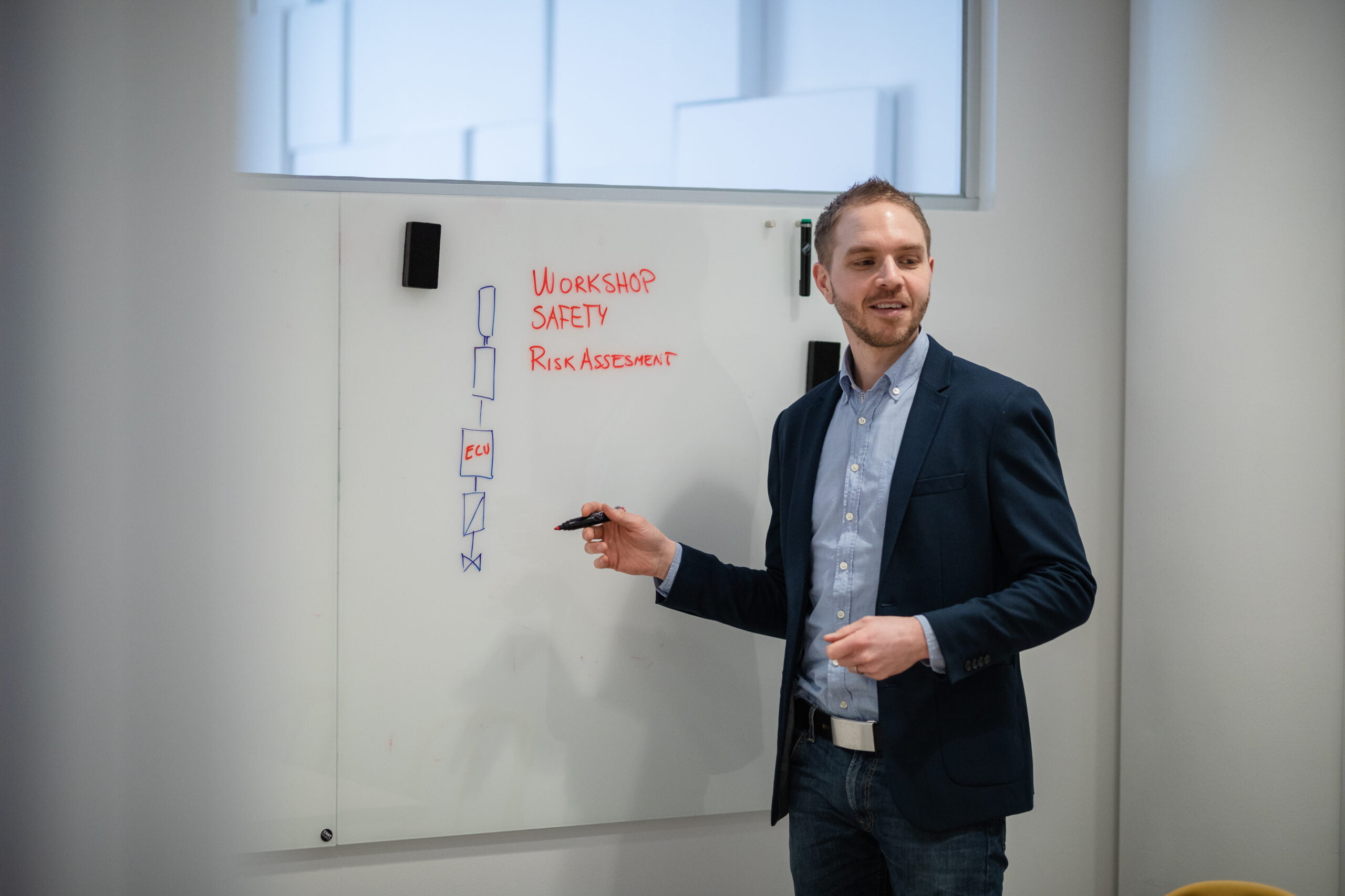 Roberth Jonsson, grundare av Certify & Comply, vid utbildning inom ce-märkning