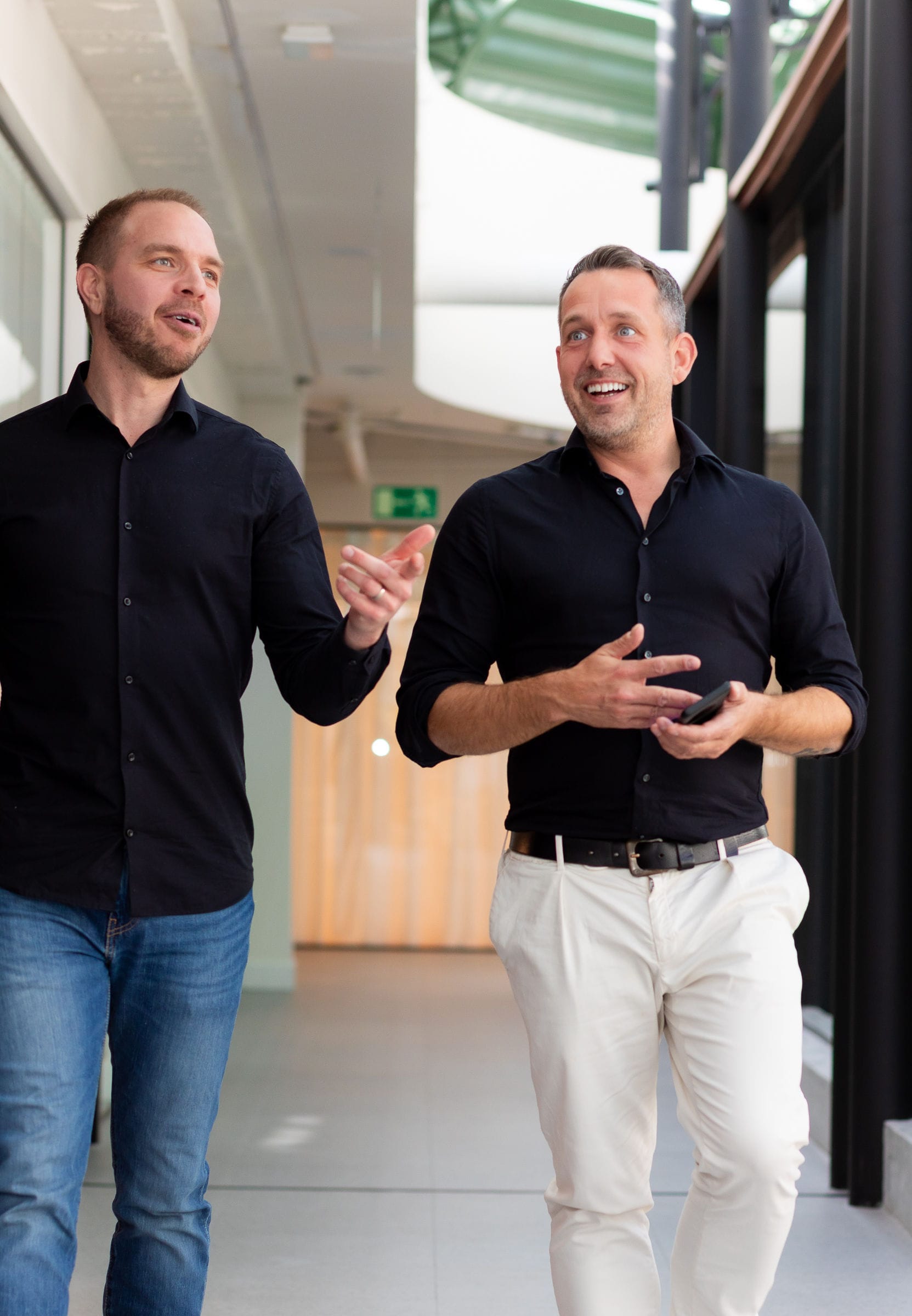 tillverkarens representant bild på två män som går